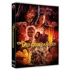 "the DUNGEONMASTER" in gelber Schrift. Fantasievolle Illustration mit gruseligen Figuren und einer Explosion im Hintergrund.