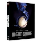 "Night Game", "Roy Scheider", "Three strikes... she's dead." Eine Klaue hält einen Baseball vor dunklem Hintergrund.