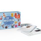 "50 Mini Amigurumis" Kartenset mit häkelten Tierfigurenillustrationen auf blauer Box.