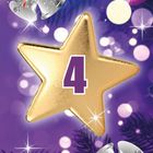 Die Zahl "4" auf einem goldenen Stern, umgeben von Weihnachtsglocken und lila Hintergrund mit Lichtpunkten.