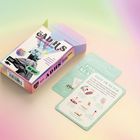 "Dein ADHS Wohlfühl-Guide", Packung mit Illustrationen und Karten. Text auf Karten sagt: "Zeit im Blick". Pastellfarben.