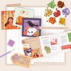 8x Motivkarten. Ca. 2.500 Diamanten in 7 Farben. So geht’s. Applizierstift, Tray & Anleitung. Illustrationen mit Herbst- und Tiermotiven.