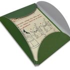 "Welcher Schimmelwicht knabbert am Schokostück?" Illustration von drei Zwergen in einer offenen, grünen Geschenkverpackung.