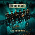„LINDEMANN“, „LIVE IN KRAKÓW“. Illustration: Bandmitglieder in schwarzen Uniformen, sitzen auf einer Plattform.