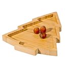 Es gibt keinen Text. Eine Holzbretter in Form eines Tannenbaums mit vier Haselnüssen darauf.