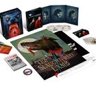 Ein Set mit Filmposter "The Slaughtered Lamb", DVD-Hüllen, Karten, und einem Magazin mit "Man or Monster?" auf dem Titel.