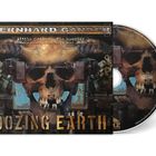 "BERNHARD GANDER", "Attila Csihar", "Flo Mounier", "OOZING EARTH". Ein Schädel mit mechanischen Teilen.