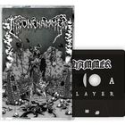 "KINGSLAYER". Eine finstere Illustration mit Skeletten und Schädeln vor einer Burgkulisse.