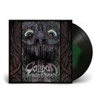 "Caliban - Say Hello to Tragedy." Eine düstere Illustration eines verzerrten Gesichts mit intensiven Augen, dekorativ gerahmt.