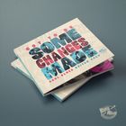 Texte: "GOT TO BE SOME CHANGES MADE" und "SOUL BLUES GUITAR ACES". 
Bücherstapel auf blauem Hintergrund.
