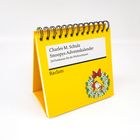 Gelbes Tischaufstellbuch: "Charles M. Schulz Snoopys Adventskalender. 24 Postkarten für die Weihnachtszeit". Snoopy im Kranz.