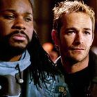 Weißer Text auf Jacke: "CEN... FACA...". Zwei Männer, einer mit Dreadlocks, der andere mit kurzem Haar, schauen ernst.