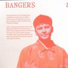 Texte: "BANGERS", gefolgt von einem Absatz über Musiker und Salzburg Festival. Rechts daneben eine rote Illustration einer Person.