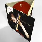 Auf der CD-Hülle stehen die Worte "Tabea Kind" und "Dialogue Poetry". Eine Frau hält ein Musikinstrument.