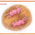 Text: "Schweinewiese". Illustration: Zwei rosafarbene Schweine liegen glücklich auf einem erdigen Untergrund.