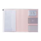 Zettel mit "MARK'S" und "masté", in transparente Hülle gesteckt, auf blassrosa Hintergrund.