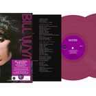 „STONE ALONE“ und „BILL WYMAN“ in rosa. Porträtfoto einer nachdenklich blickenden Person. Zwei violette Schallplatten.