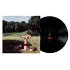 Text auf der Schallplatte: "A". Zwei Frauen kämpfen auf einer Wiese vor einem Wald. Eine zieht der anderen die Haare.