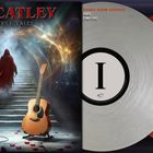 "Bob Catley Whispers & Tales" in roter Schrift, daneben zwei Schallplatten, eine rot, eine silbrig, mit römischen Zahlen. Illustration: Treppe, rote Robe, Gitarre.
