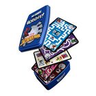 "Top Trumps Go Deep!" und "Marvel Spider-Man" auf einer blauen Metallbox, gefüllt mit bunten Spielkarten.