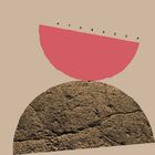 Text: ATABASCA. Illustration mit zwei Halbkreisen, oben rot, unten steinfarben mit Struktur, auf beigem Hintergrund.