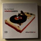 "Marc Mac Presents visioneers" in dunkler und roter Schrift über einem Plattenspieler. "dirtyoldhiphop" unten rechts.
