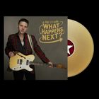 Text: "Gabe Stillman What Happens Next?" Ein Mann im karierten Jackett hält eine E-Gitarre, daneben eine goldene Schallplatte.