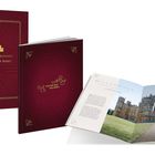 Texte: "Downton Abbey", "Hinter den Kulissen", "Willkommen", "FSK ab 12 freigegeben". Inhalt: Buch, Box, Schloss, Mann.