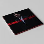 "KETTAMA" in roter Schrift, darunter eine Person in einem dunklen Anzug vor schwarzem Hintergrund.