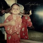 Text: "Long Have Home" und "Jesca Hoop". Ein kleines Kind in einem roten Kimono vor einem Spiegel.