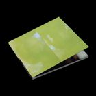 Ein Buch mit grünlichem, verschwommenem Cover liegt teilweise geöffnet auf schwarzem Hintergrund.