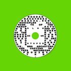 Der Text auf einer CD: "BOGDAN RACZYNSKI DISC31.5CD DISCIPLES". Sie liegt auf leuchtend grünem Hintergrund.