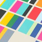 Farbfelder in verschiedenen Farben: Pink, Türkis, Gelb, Blau, Grün, Rot, Orange, Violett, auf beigem Hintergrund.