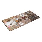 Ein unordentlicher, voller Arbeitstisch mit Kunstmaterial, Skizzen und Werkzeugen.