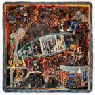 Hier sind keine erkennbaren Texte. 
Es handelt sich um eine bunte, detaillierte Ton-Skulptur mit fantastischen Szenen.