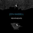 "JON HASSELL PENTIMENTO" in der Mitte; weiße Punkte mit schwarzem Hintergrund, stilisierter Mond oben und unten.
