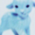 Ein verschwommenes, blaues Lamm, das schemenhaft erkennbar ist.