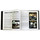Text: "'BLINDED BY THE LIGHT' GOES TO NO 1." Zwei Seiten mit Text, Bildern von Manfred Mann's Earth Band und Albumcovern.