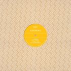 Gelber Kreis mit "KOKOROKO", darunter "1. SWEETIE (IZCO REMIX), 2. TIME & TIME (IG CULTURE REMIX)". Hintergrundmuster aus Text.