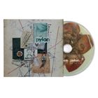 Aufschrift: "pylon". Collage mit verschiedenen Papieren, Fäden, Ketten und einem Vorhängeschloss. CD mit Herz-Illustration.