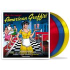 „Music that inspired American Graffiti“. Eine Kellnerin in Gelb in einem Retro-Diner serviert Milchshakes.