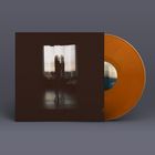 Ein Albumcover zeigt eine Silhouette vor einem Fenster; daneben eine orangefarbene Schallplatte.