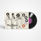 „The Three Degrees“, „Heartbroken Memories“. Drei Frauen in weißen Kleidern, Schallplatte und Cover im klassischen Stil.