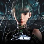 „Stellar Blade“ steht über einer Frau mit cybernetischem Gesicht, in einem futuristischen, tech-geprägten Umfeld.