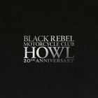 "BLACK REBEL MOTORCYCLE CLUB HOWL 20TH ANNIVERSARY" steht in silberner Schrift auf dunklem, strukturiertem Hintergrund.