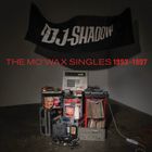 Text: "THE MO’WAX SINGLES 1993–1997". Eine Sammlung von Geräten und Schallplatten, darüber ein Banner mit "DJ SHADOW".