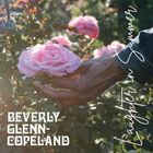 „BEVERLY GLENN-COPELAND“, „Laughter in Summer“; Eine Hand hält eine blühende rosa Rose im Garten.
