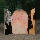 Es gibt keinen erkennbaren Text. Ein Triptychon mit einer Engelsfigur in der Mitte, flankiert von unscharfen Bildern.