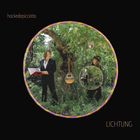 Text: "hackedepicciotto", "LICHTUNG". Zwei Personen stehen in einem bewaldeten Gebiet; einer hält ein Buch, eine Gitarre hängt im Baum.