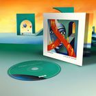 CD und Albumcover mit Text "APPARAT" und "A HUM OF MAYBE"; surrealistische Kunst mit Figuren auf einem roten Band.